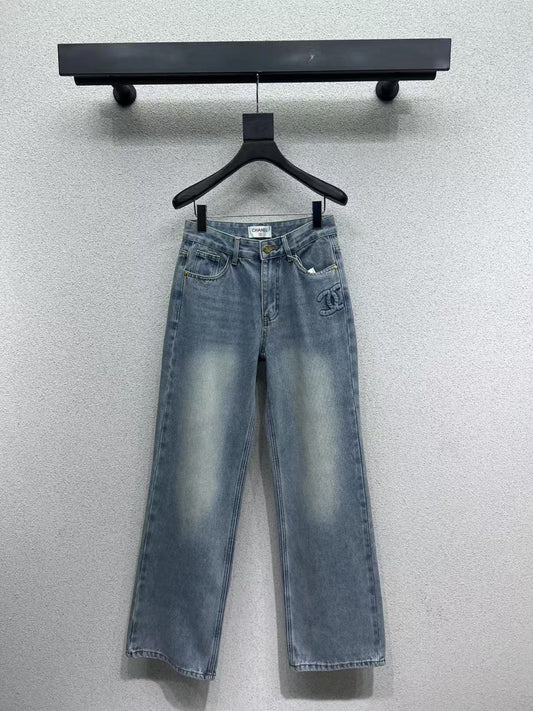 Pantalon en jean avec logo en relief sur la poche