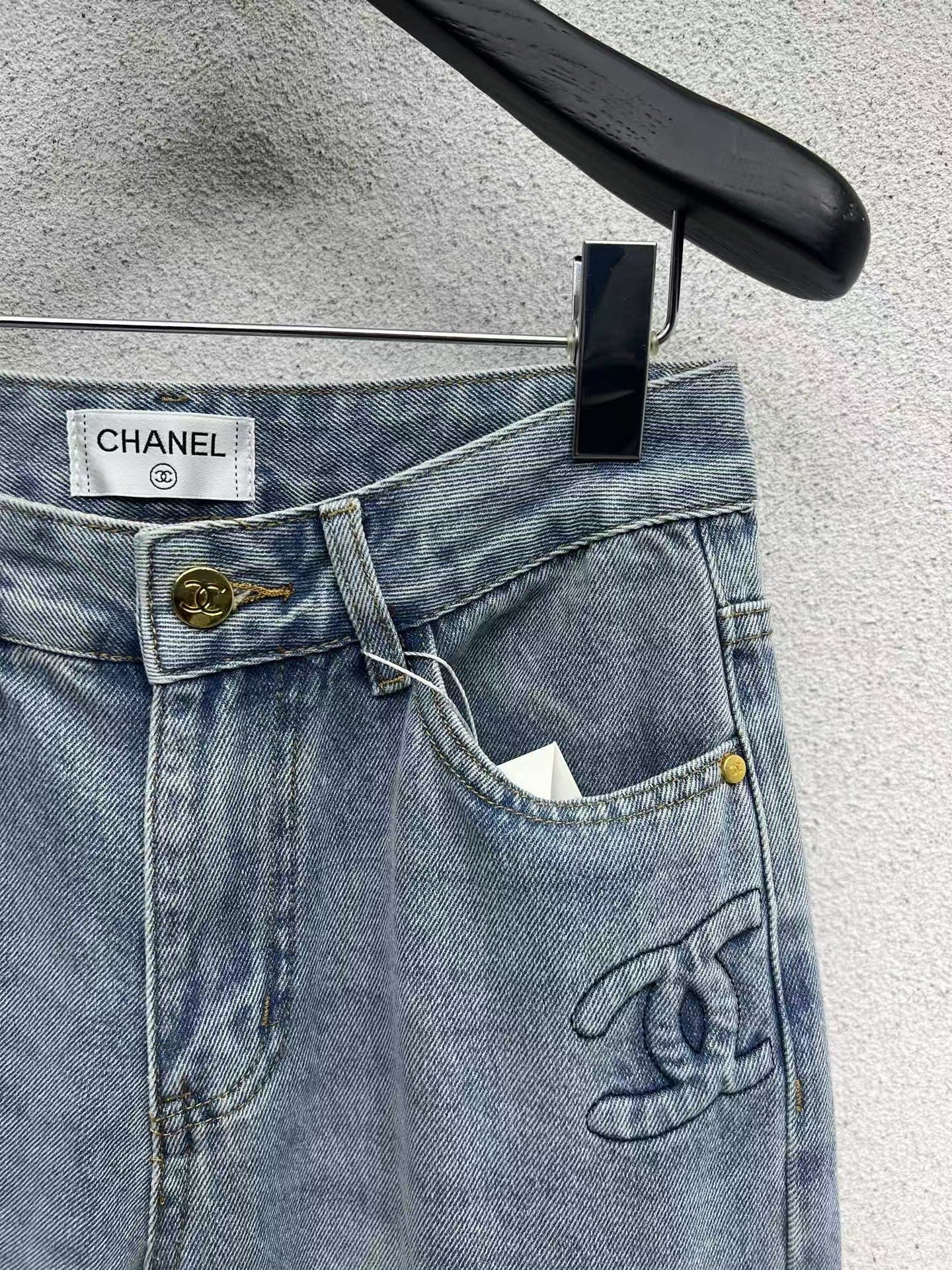 Pantalon en jean avec logo en relief sur la poche