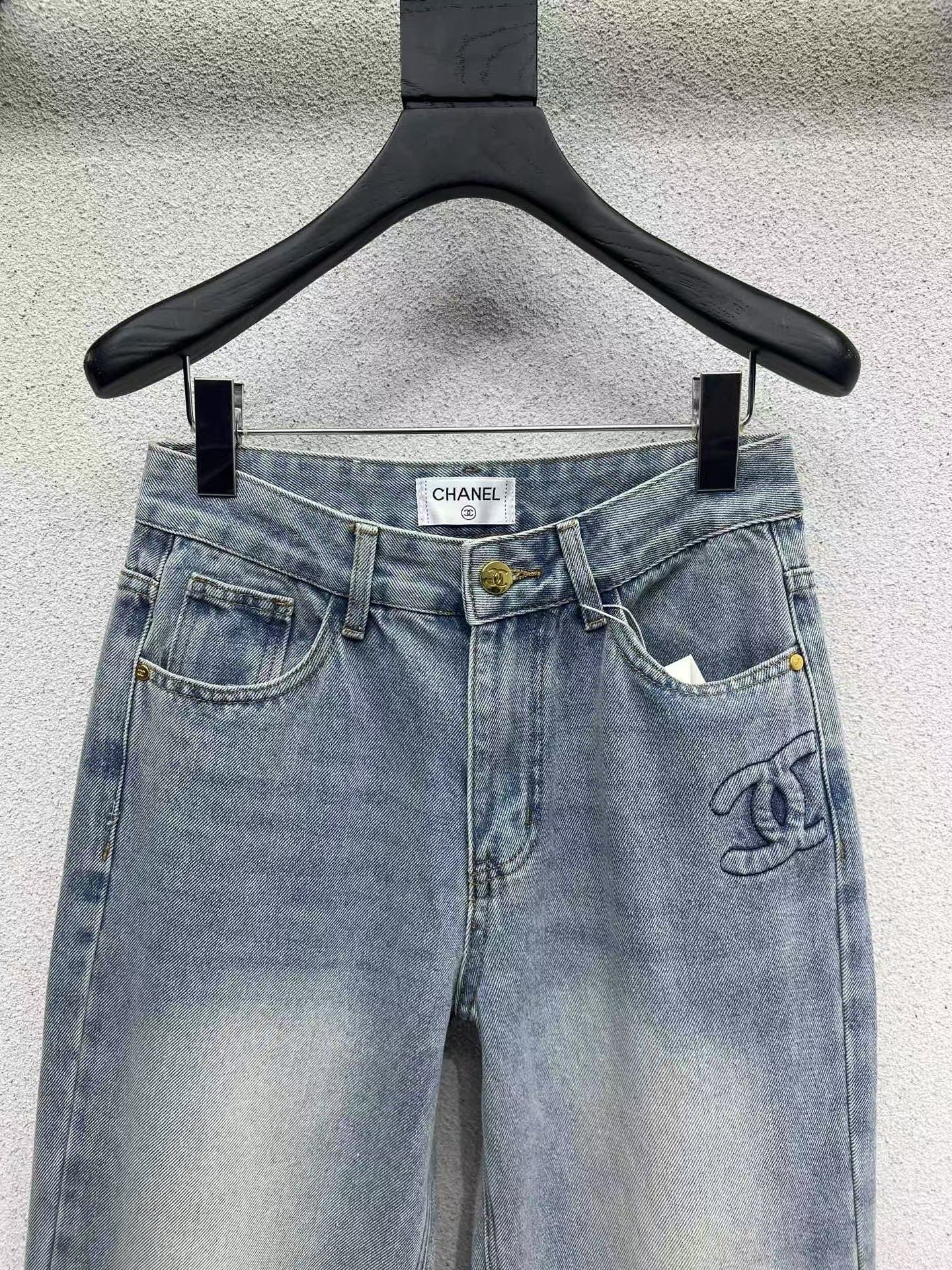 Pantalon en jean avec logo en relief sur la poche