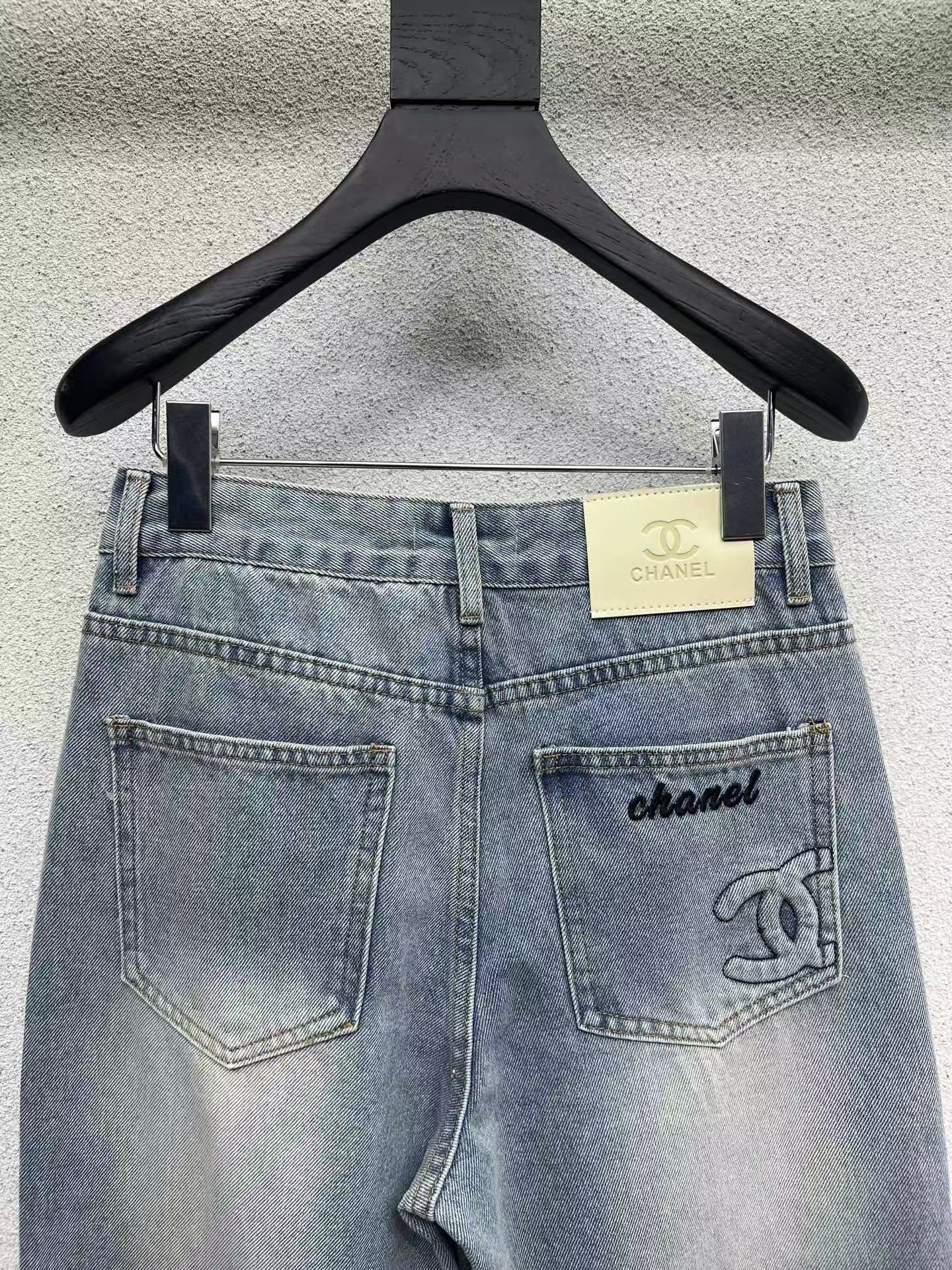 Pantalon en jean avec logo en relief sur la poche
