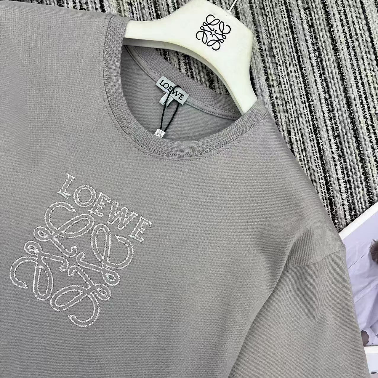 Kurzärmliges T-Shirt mit Rundhalsausschnitt und Logo-Stickerei