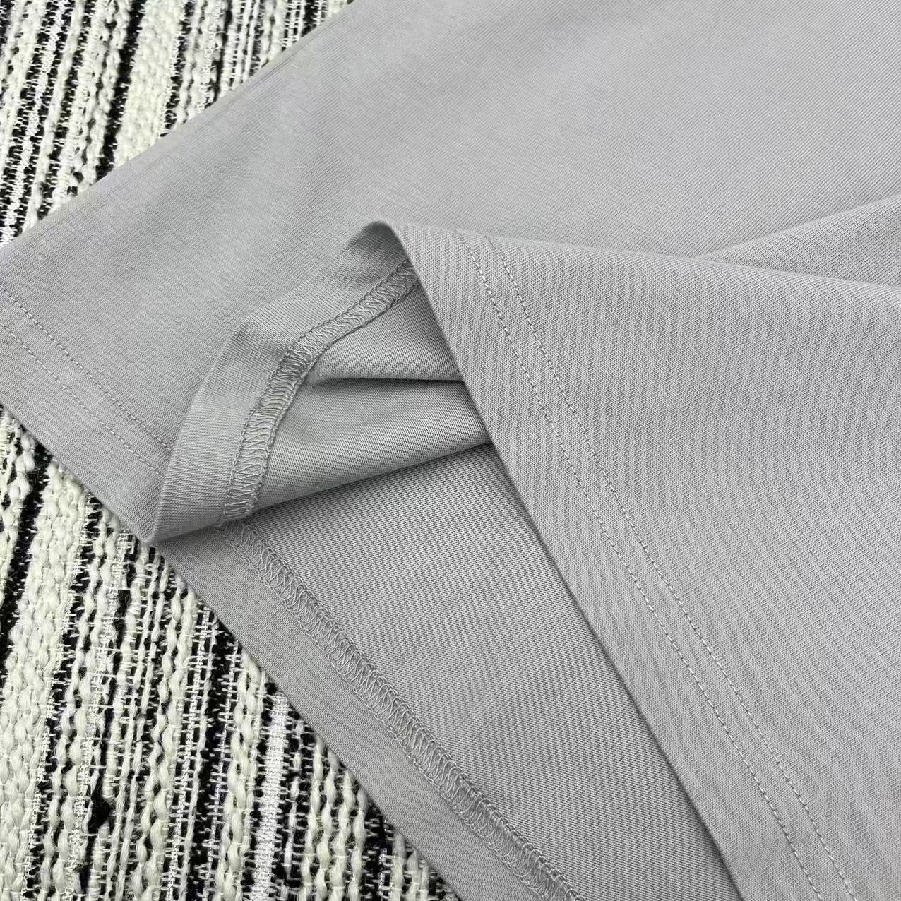 Kurzärmliges T-Shirt mit Rundhalsausschnitt und Logo-Stickerei