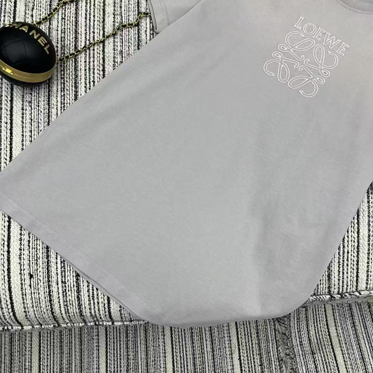 Kurzärmliges T-Shirt mit Rundhalsausschnitt und Logo-Stickerei