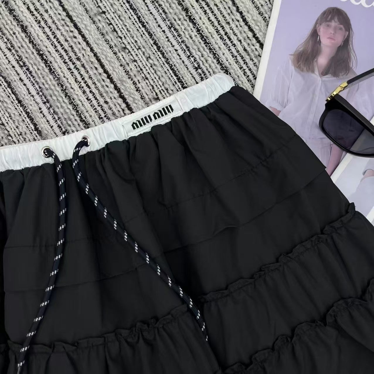 Jupe courte à taille élastique contrastée