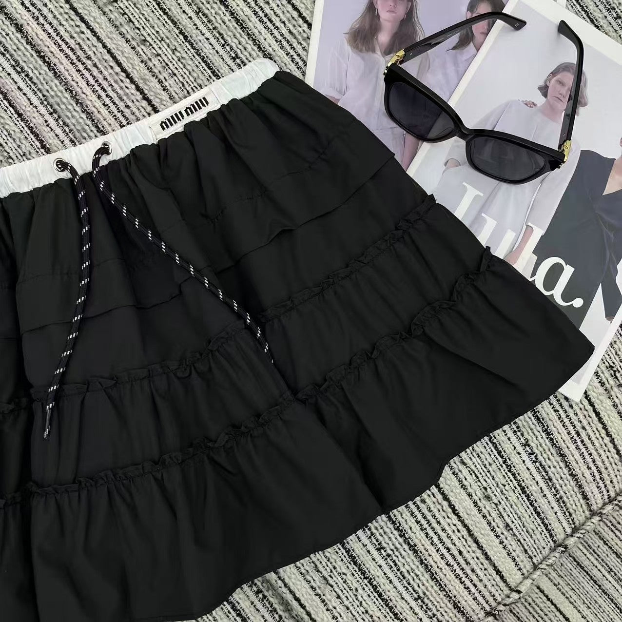 Jupe courte à taille élastique contrastée