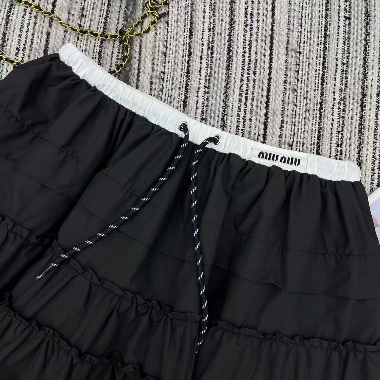 Jupe courte à taille élastique contrastée