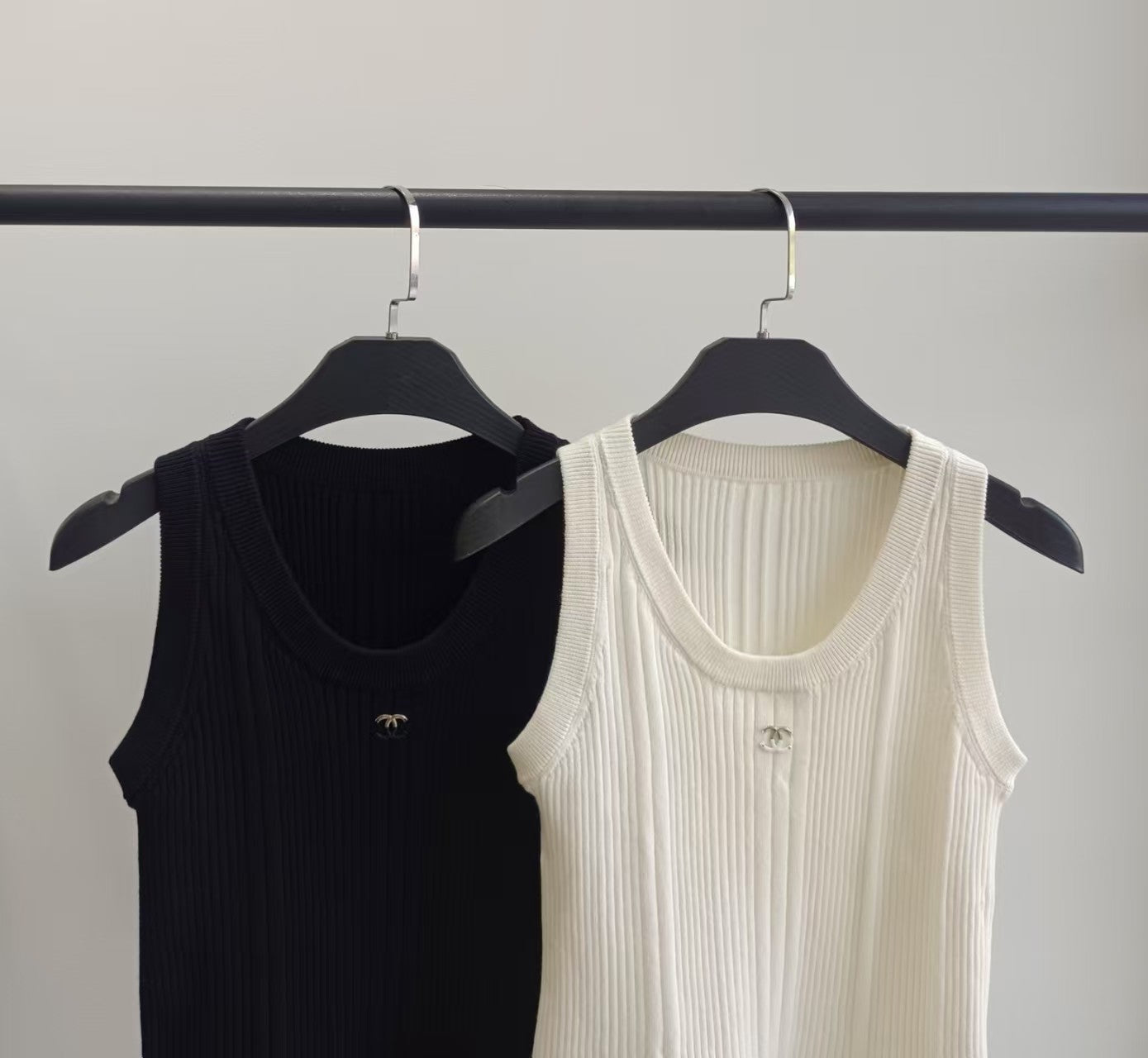 Gestricktes Camisole mit Logo auf der Brust