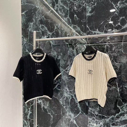 Col ras du cou en tricot de couleur contrastée et manches courtes