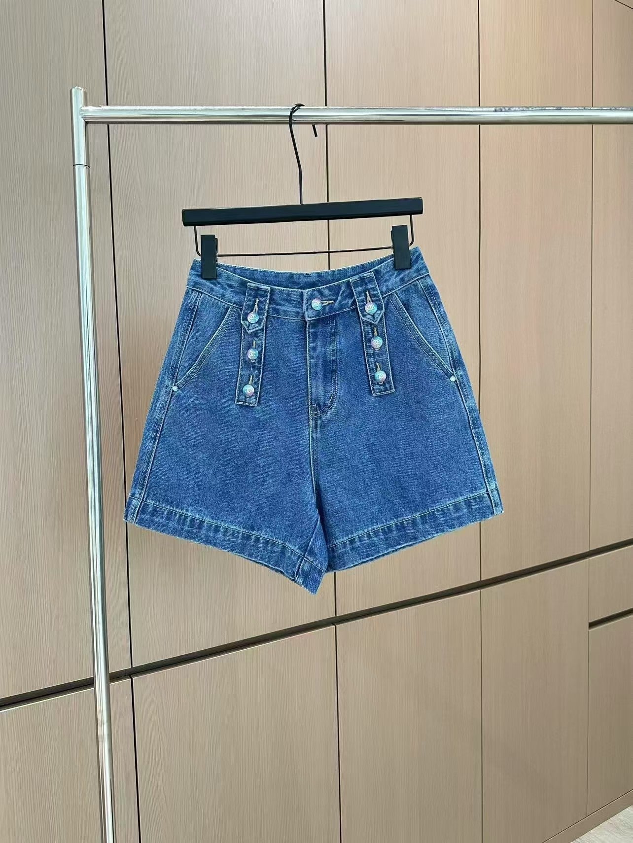 Robuste Jeansshorts mit Knöpfen