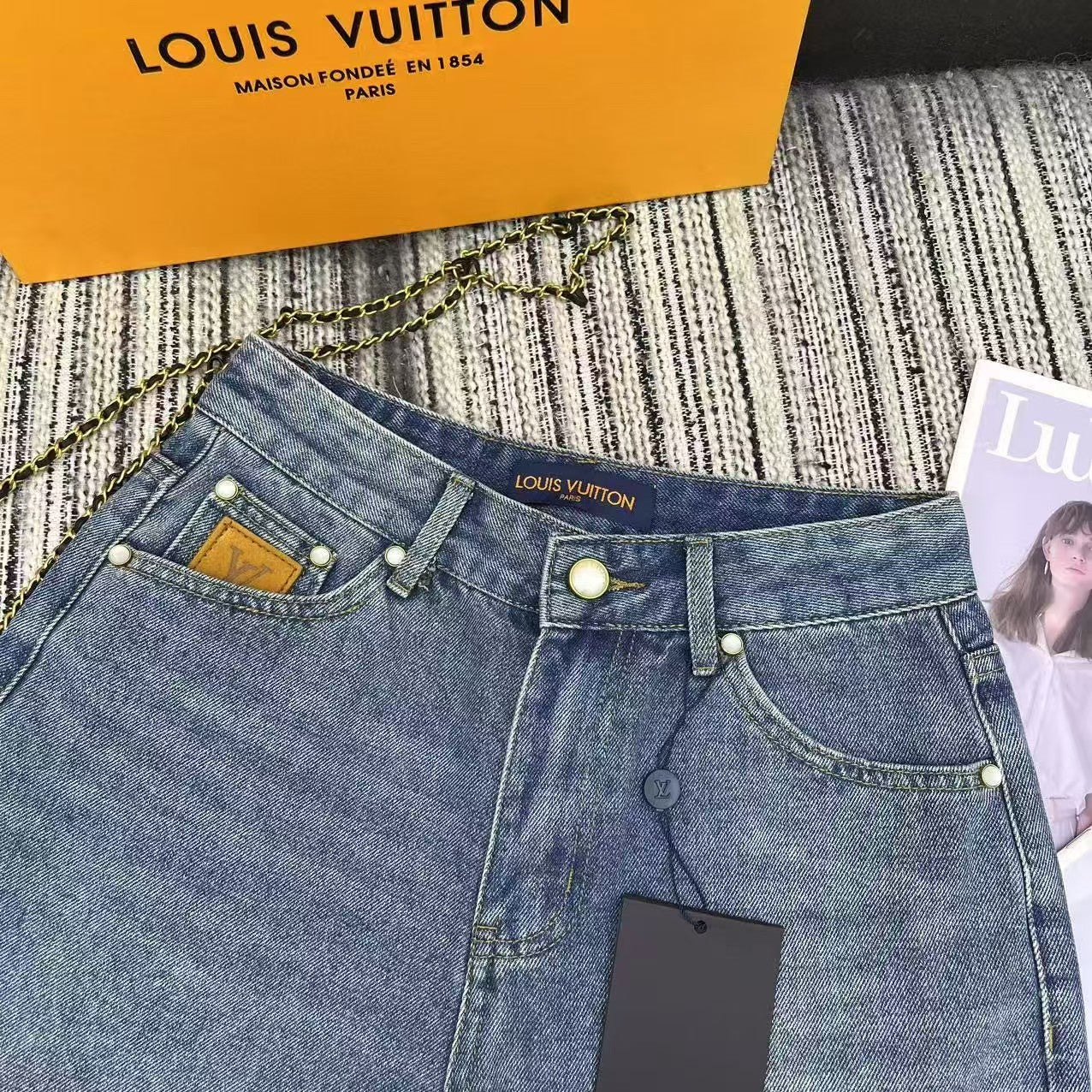short en jean avec poche à lettre brodée