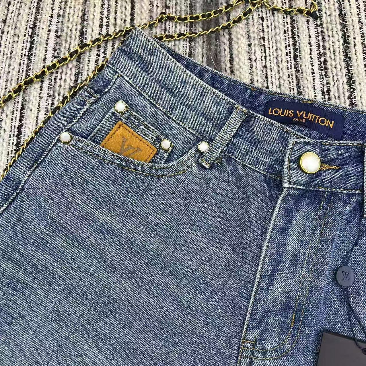 short en jean avec poche à lettre brodée
