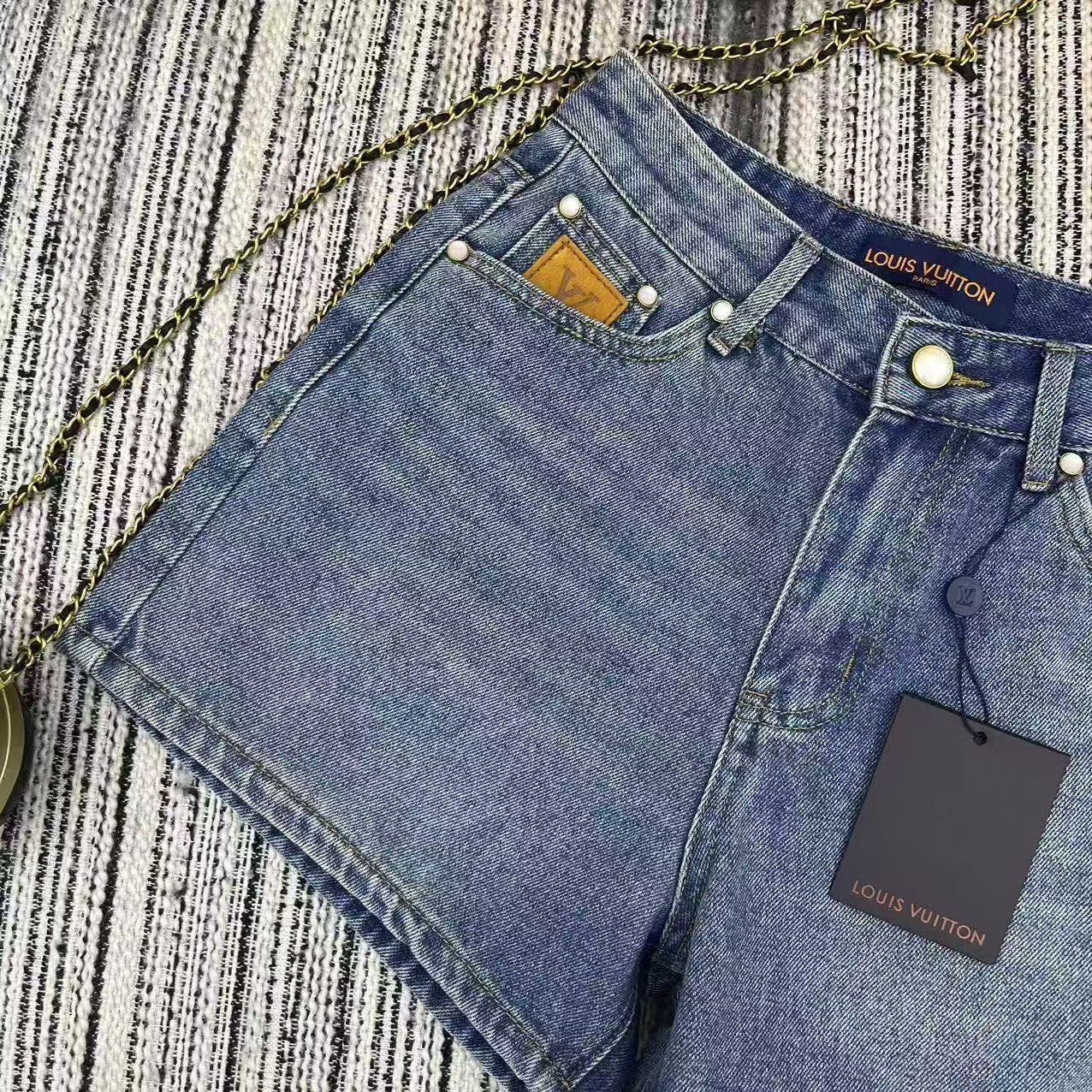 short en jean avec poche à lettre brodée