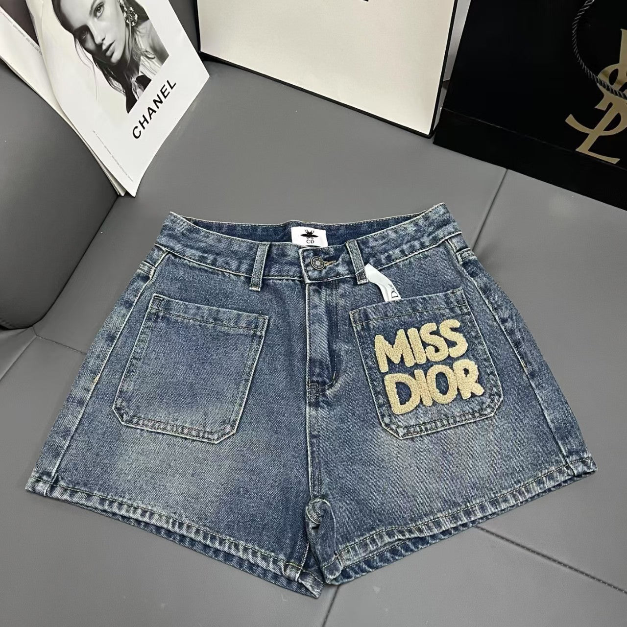 Jeansshorts mit Taschentuch und Monogramm