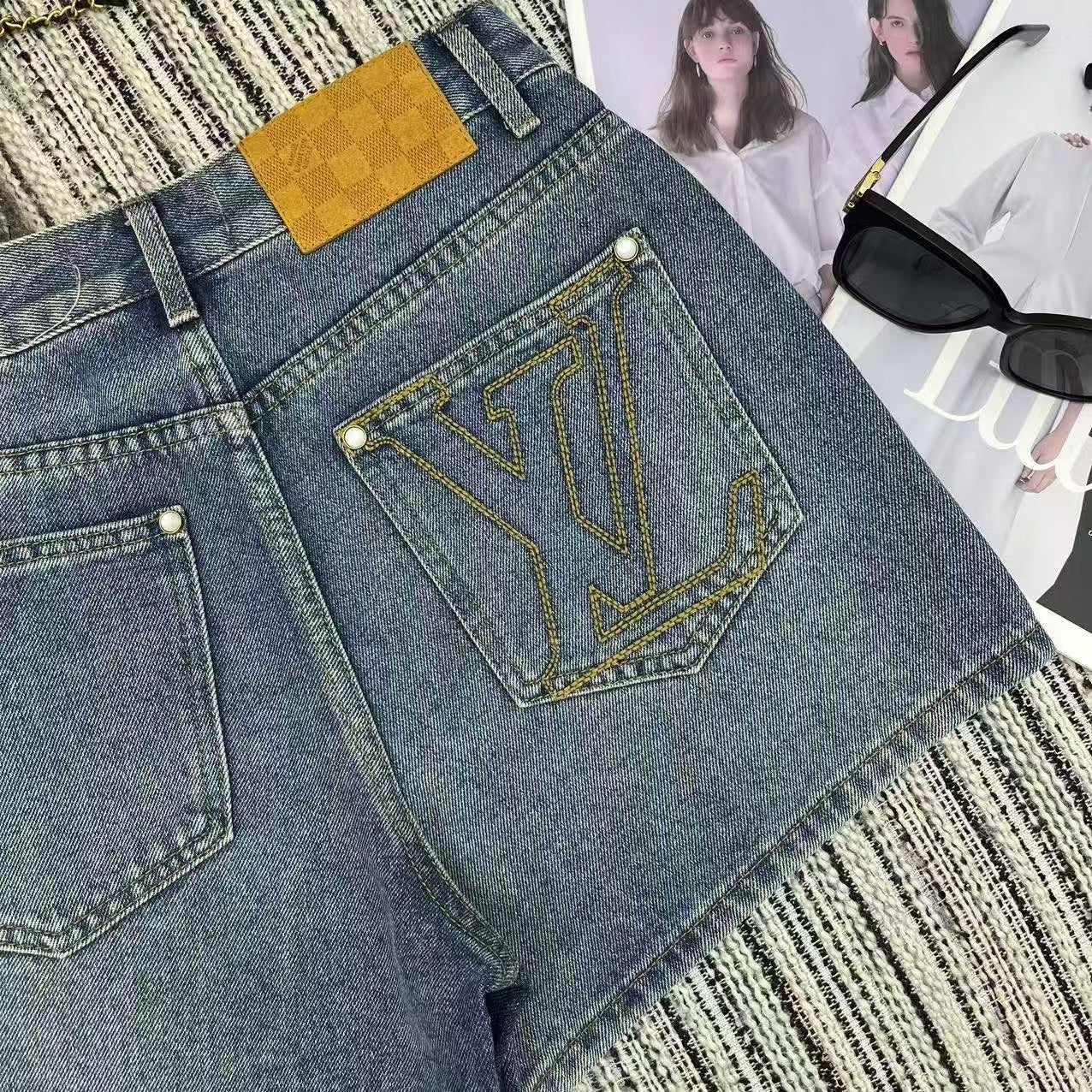 short en jean avec poche à lettre brodée