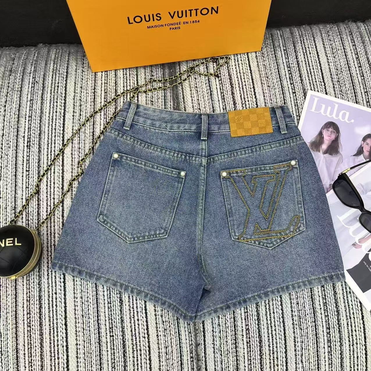 short en jean avec poche à lettre brodée