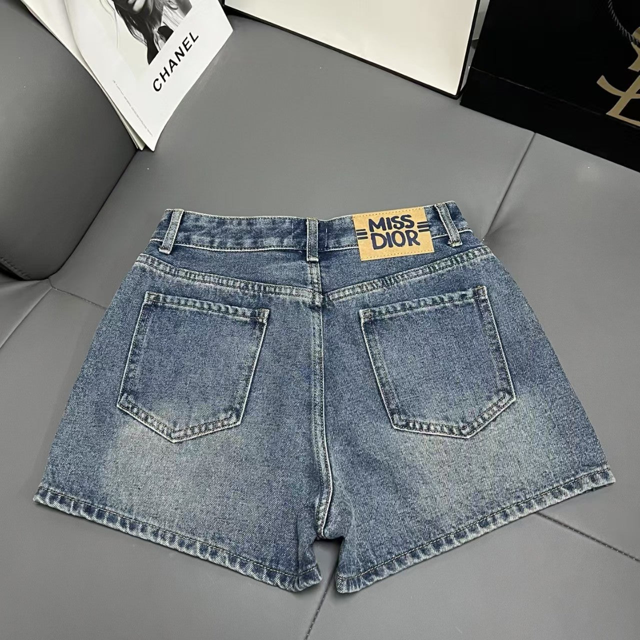 Jeansshorts mit Taschentuch und Monogramm