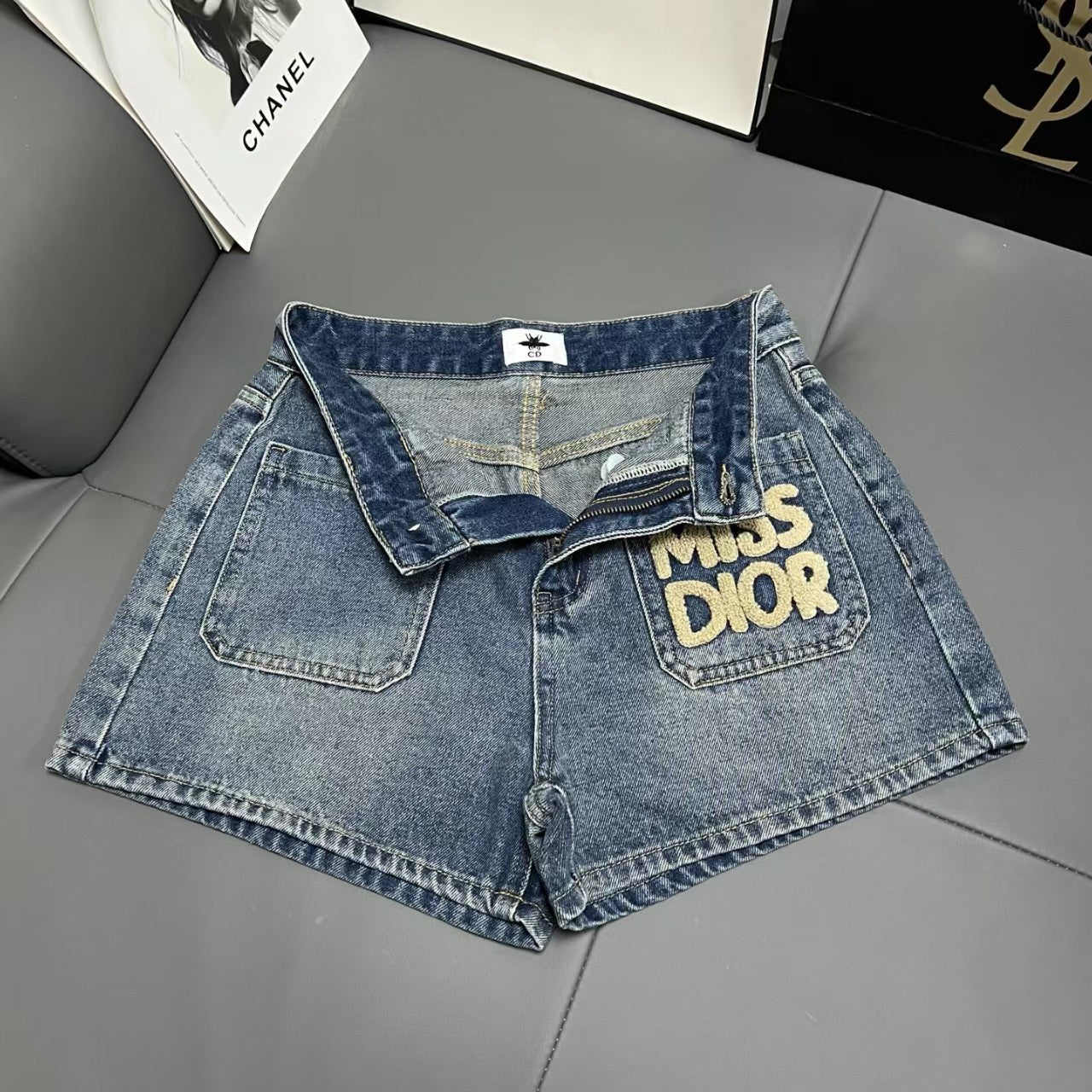 Jeansshorts mit Taschentuch und Monogramm