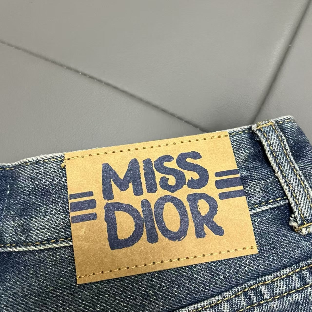 Jeansshorts mit Taschentuch und Monogramm