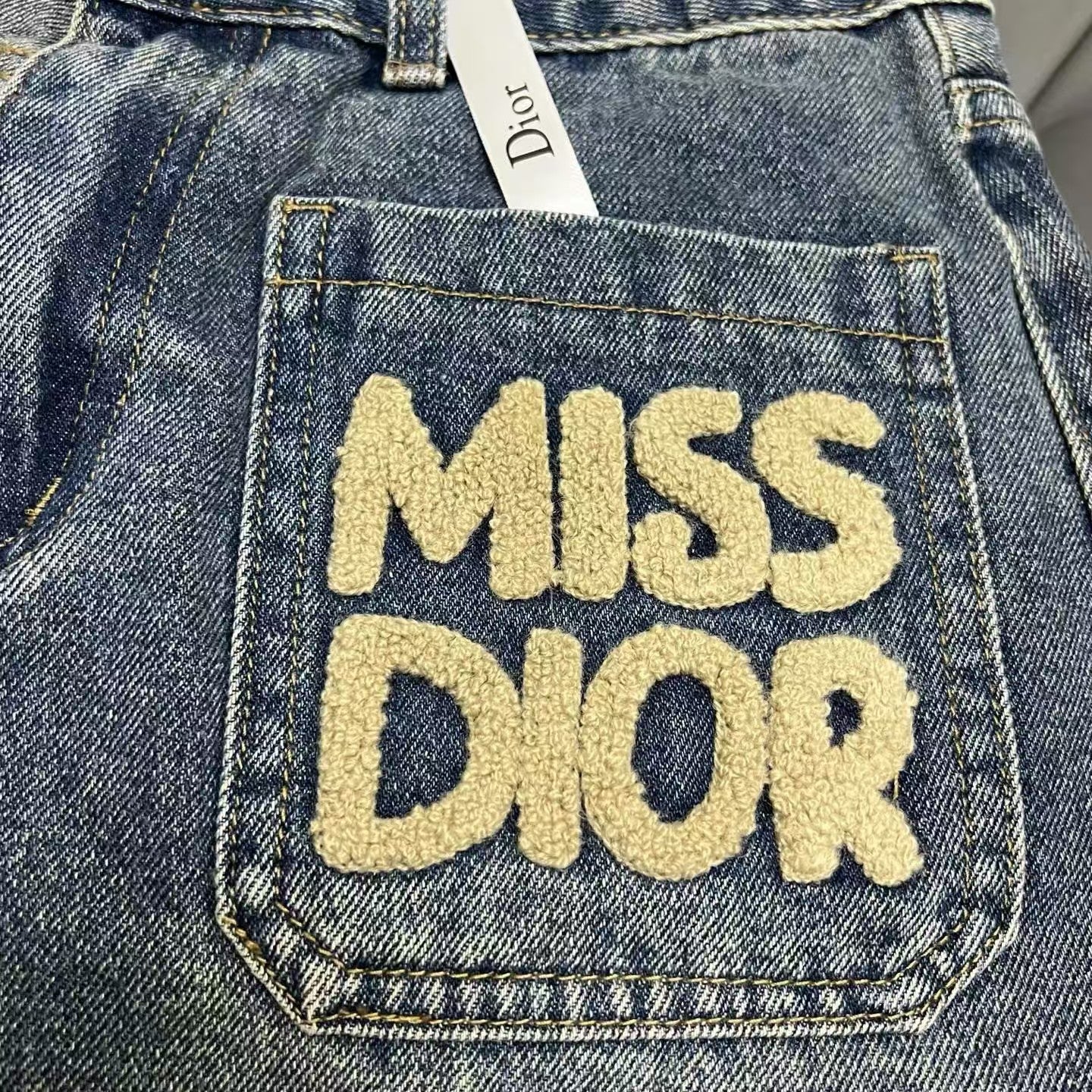 Jeansshorts mit Taschentuch und Monogramm