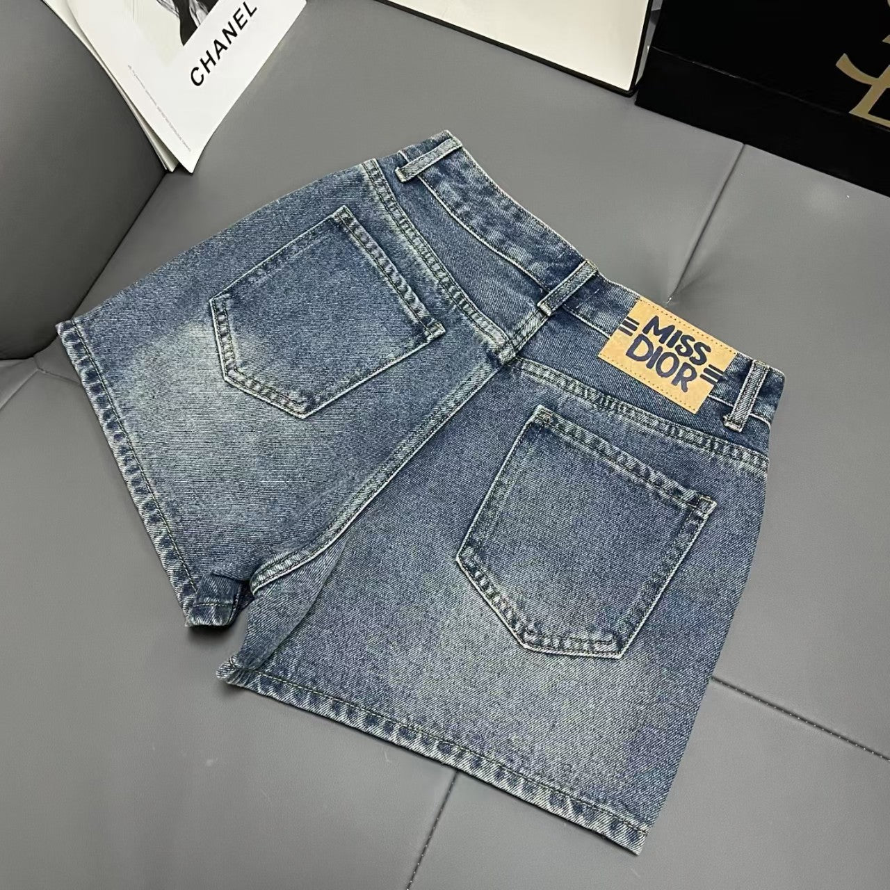 Jeansshorts mit Taschentuch und Monogramm