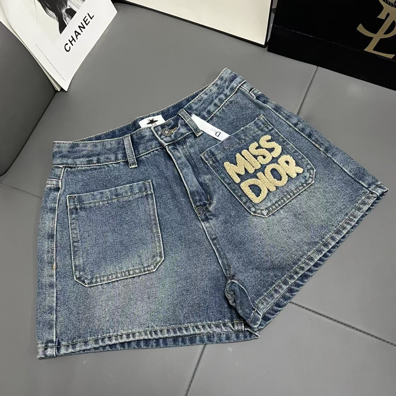 Jeansshorts mit Taschentuch und Monogramm