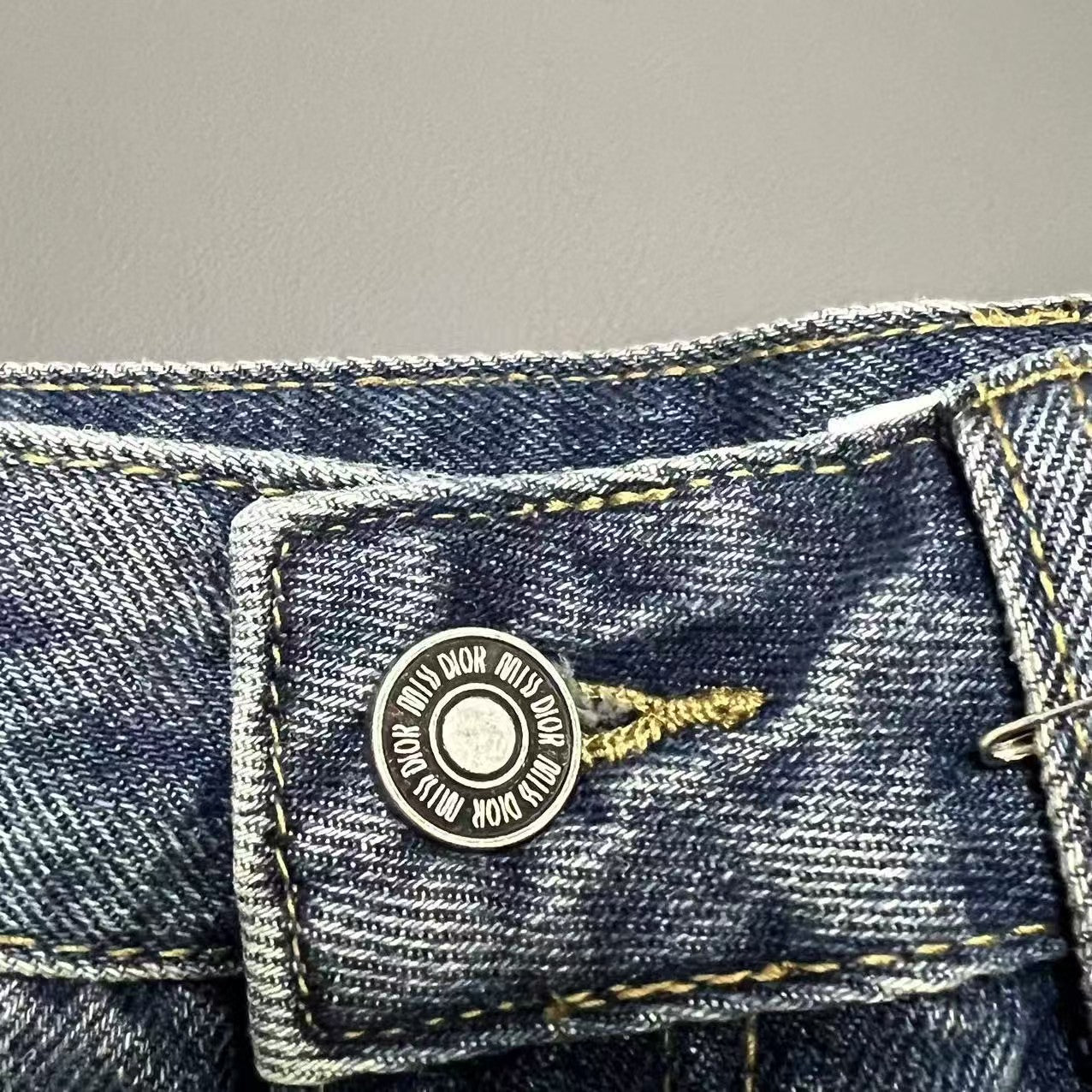 Jeansshorts mit Taschentuch und Monogramm