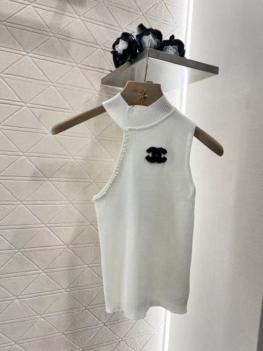 Off-shoulder halterneck knitted vest