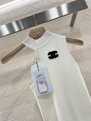 Off-shoulder halterneck knitted vest