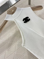 Off-shoulder halterneck knitted vest
