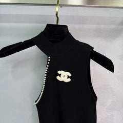 Off-shoulder halterneck knitted vest