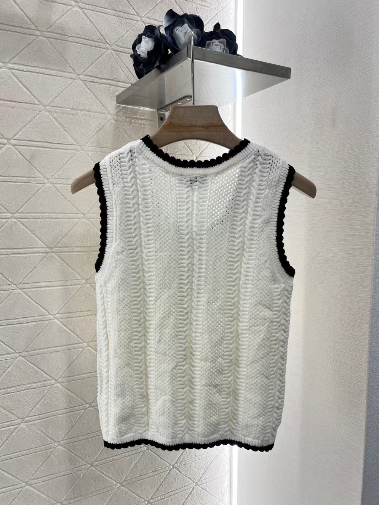 Gilet tricoté en dentelle contrastée