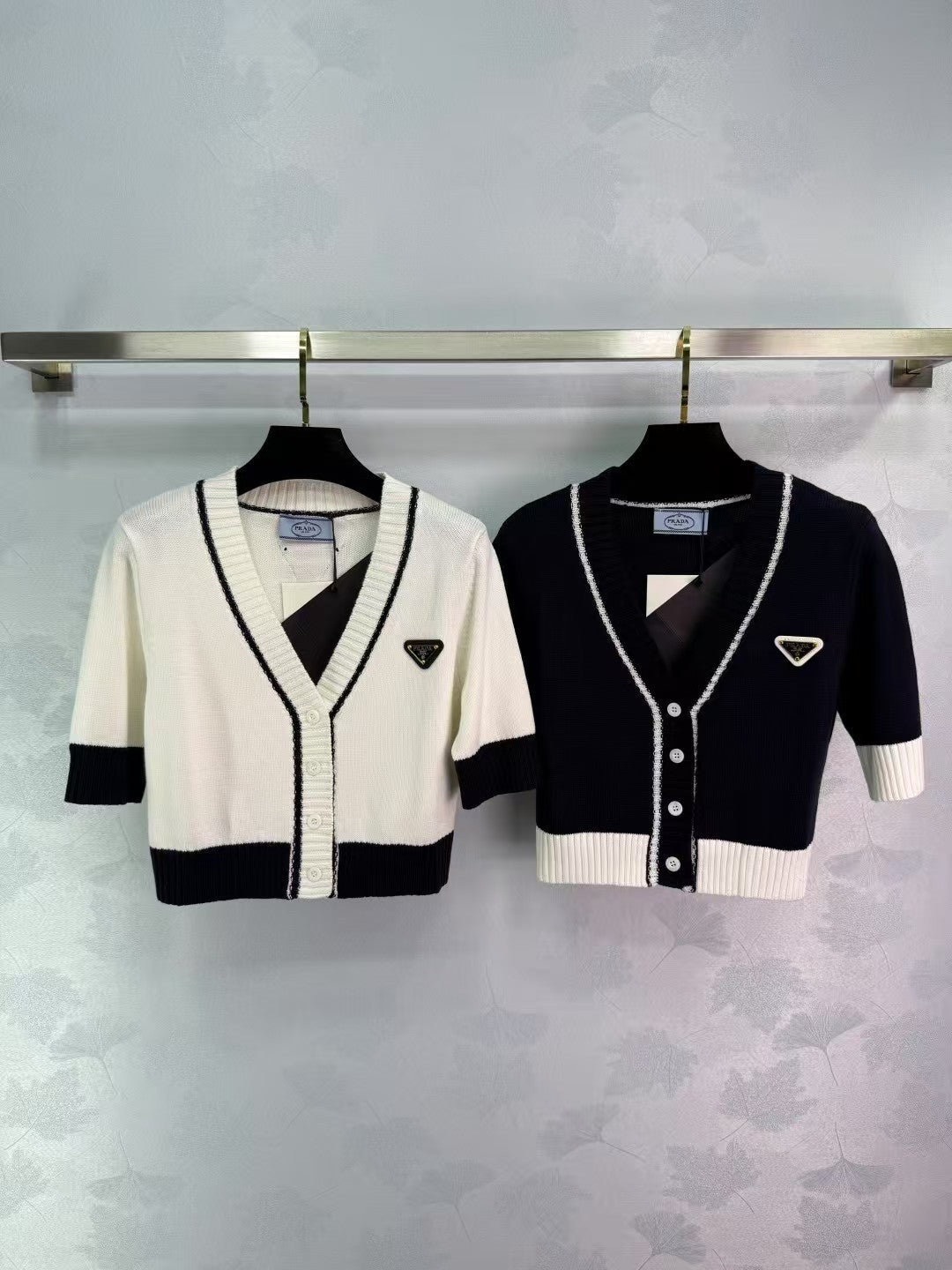 Cardigan tricoté de couleur contrastée