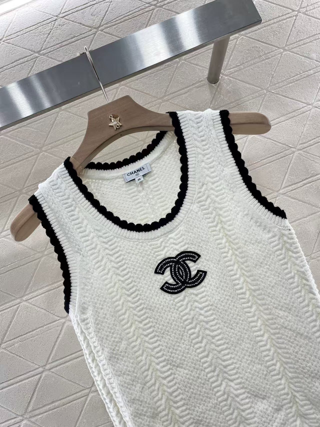 Gilet tricoté en dentelle contrastée