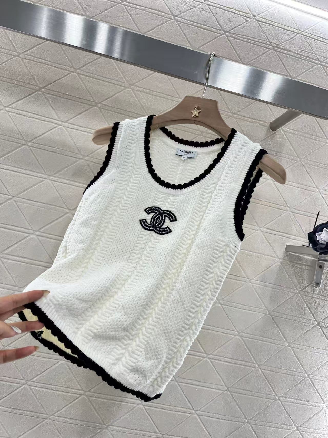 Gilet tricoté en dentelle contrastée