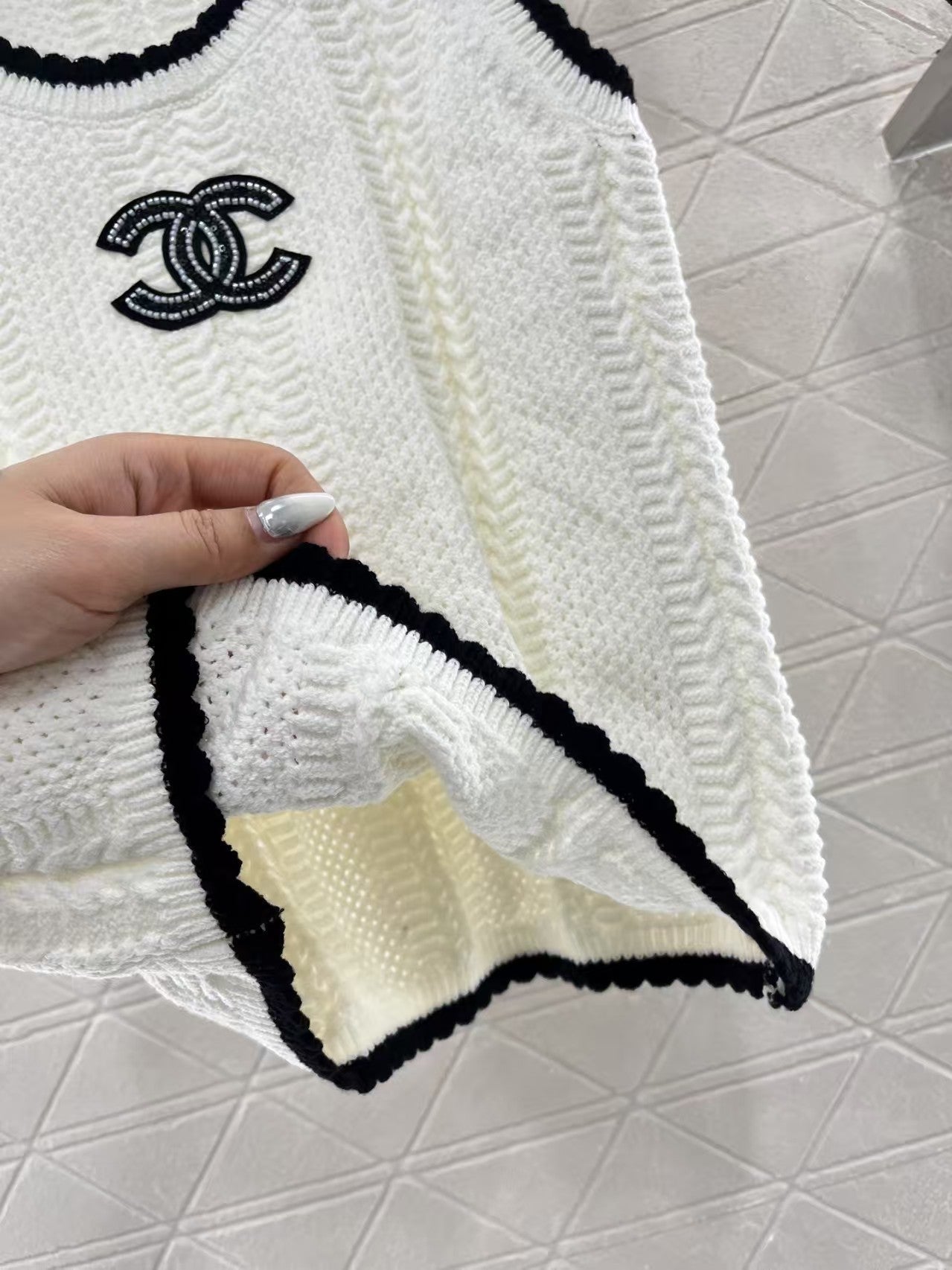 Gilet tricoté en dentelle contrastée