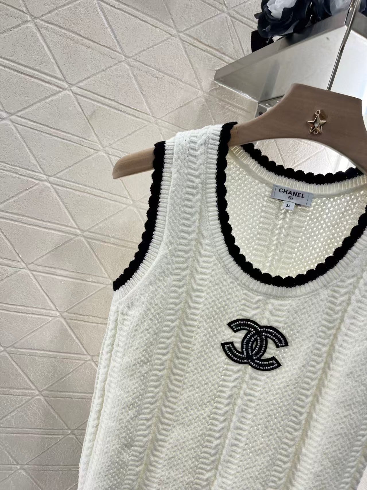 Gilet tricoté en dentelle contrastée