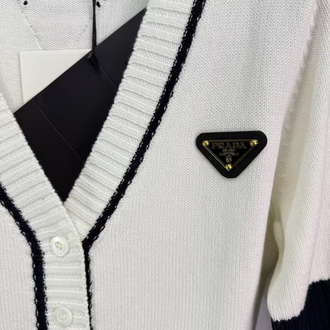 Cardigan tricoté de couleur contrastée