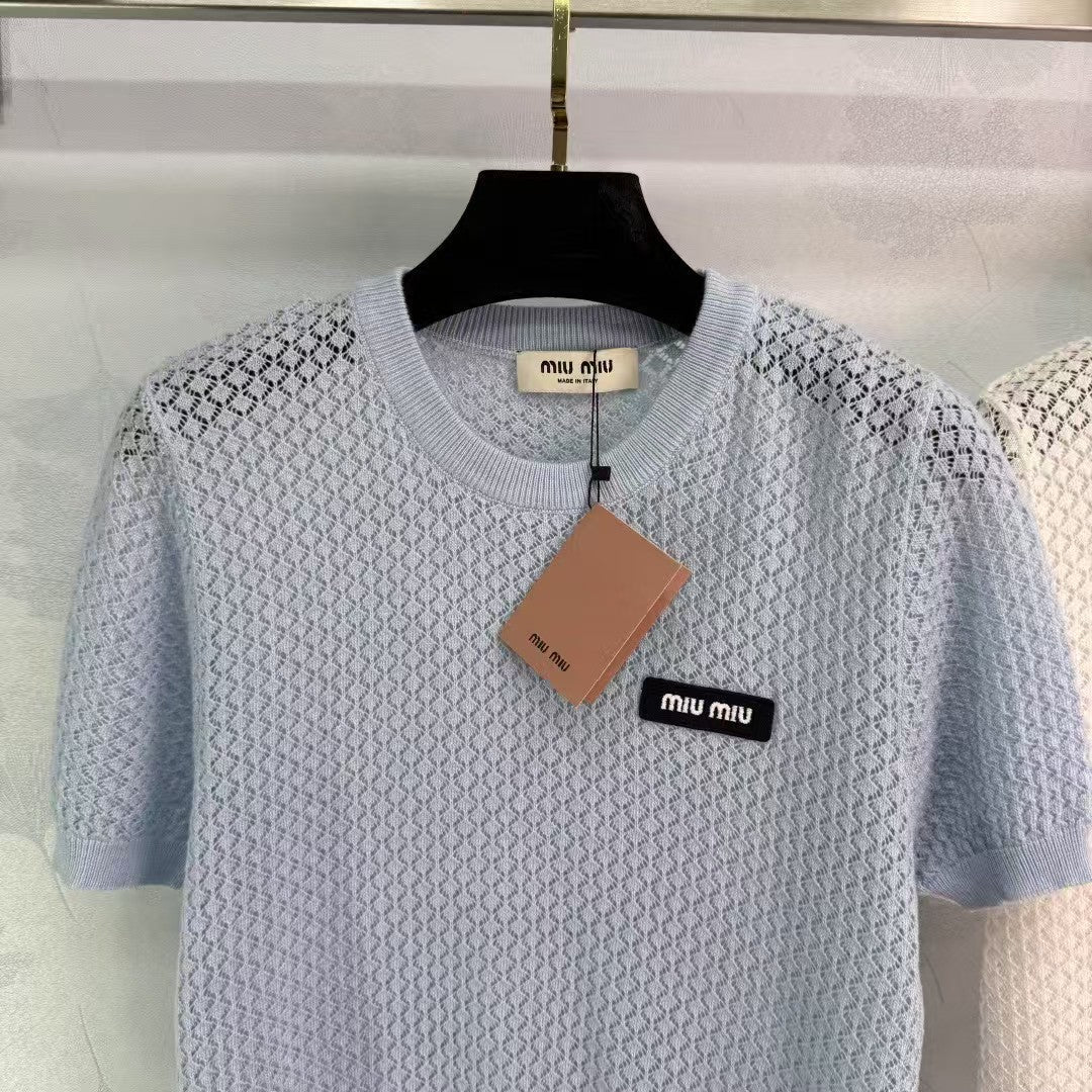 Hohler Rundhalsausschnitt, kurze Ärmel