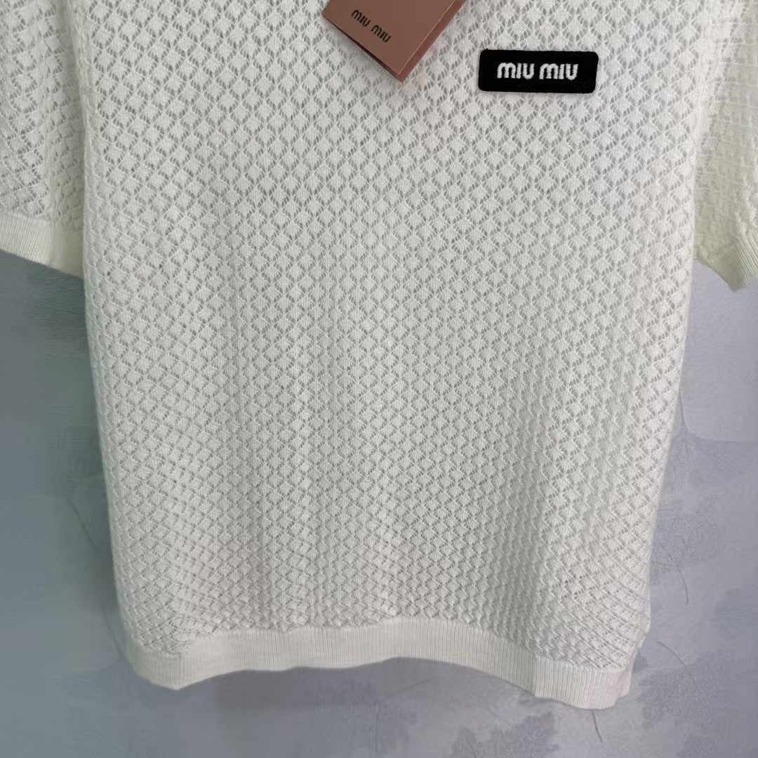 Hohler Rundhalsausschnitt, kurze Ärmel