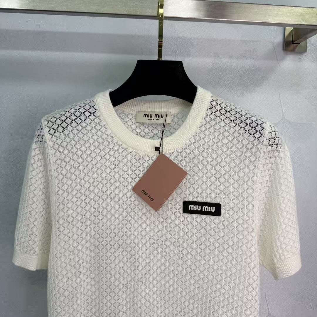 Hohler Rundhalsausschnitt, kurze Ärmel