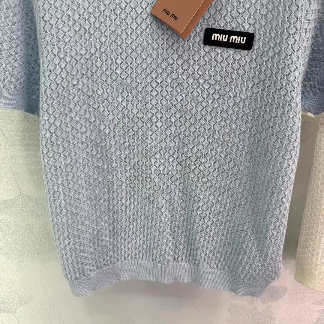 Hohler Rundhalsausschnitt, kurze Ärmel