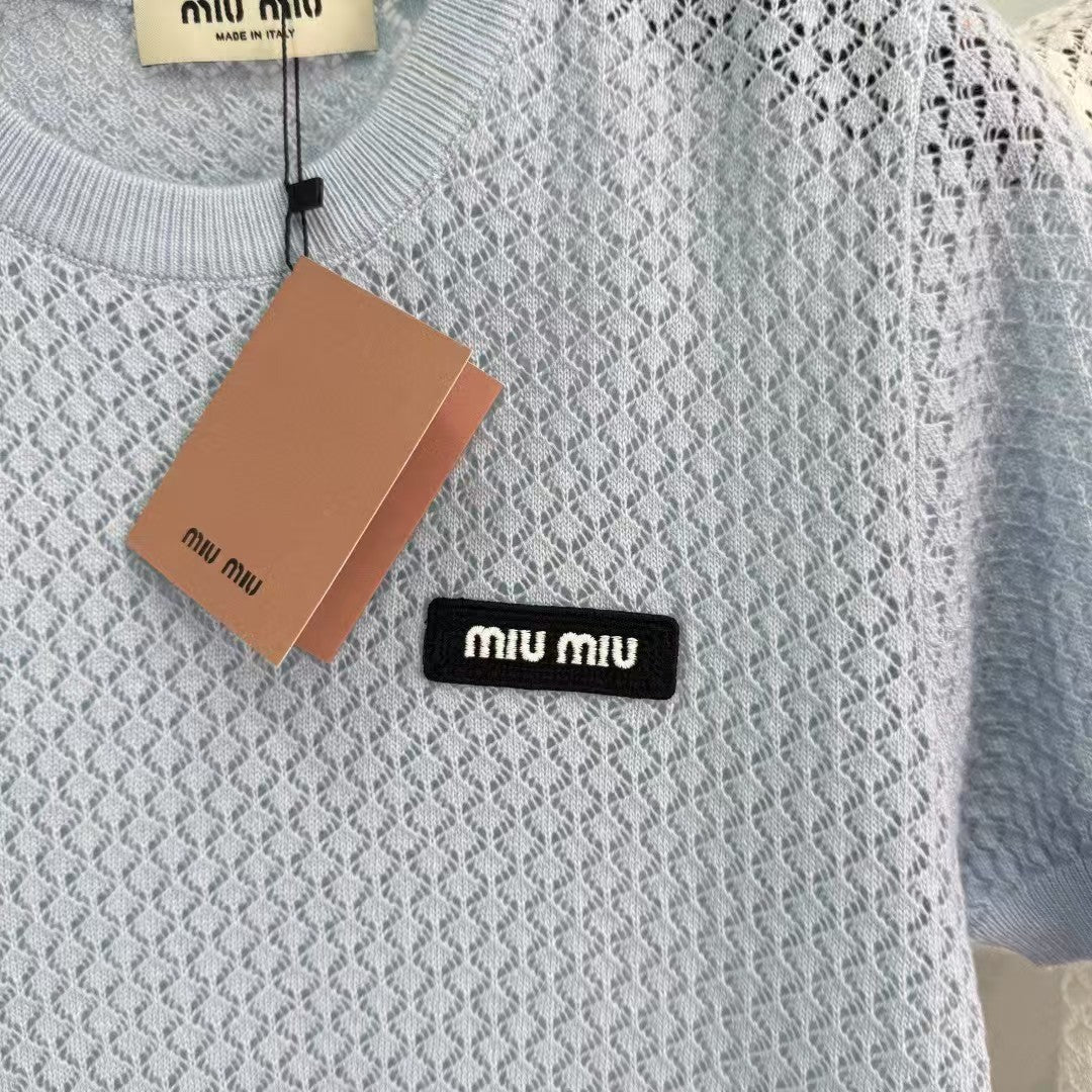 Hohler Rundhalsausschnitt, kurze Ärmel