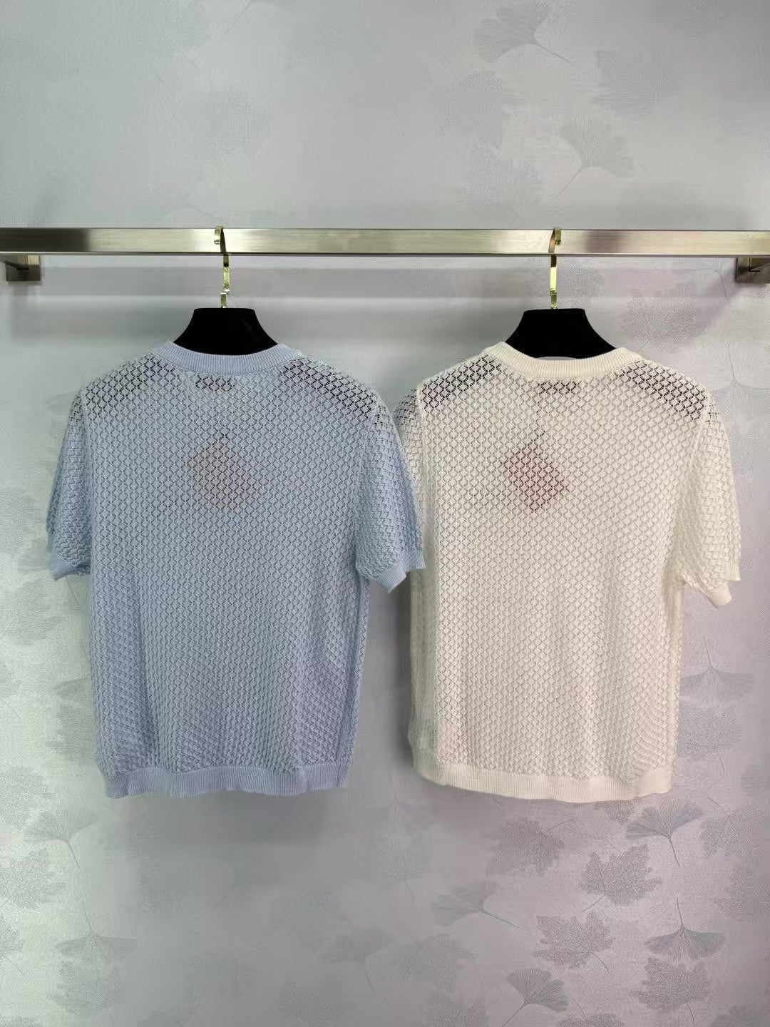 Hohler Rundhalsausschnitt, kurze Ärmel