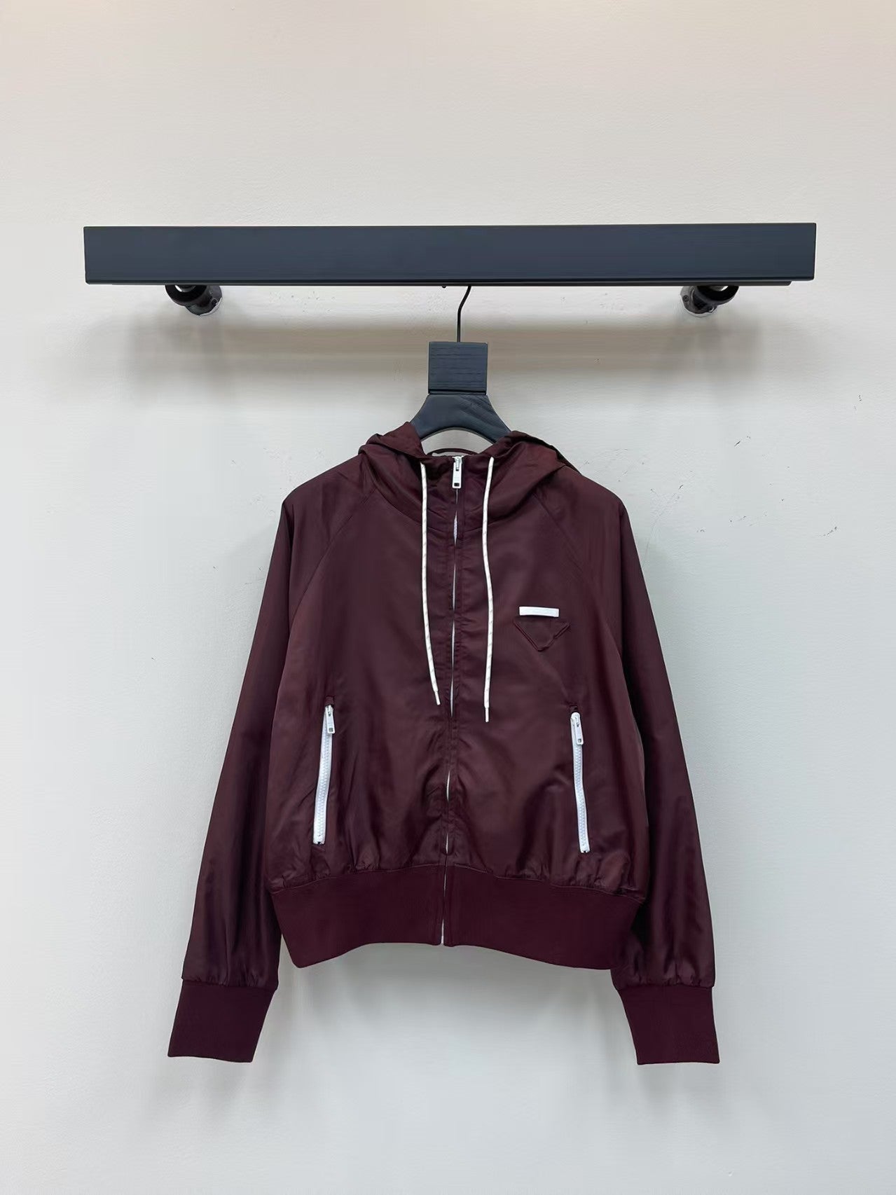 Veste à capuche courte et légère avec logo triangulaire