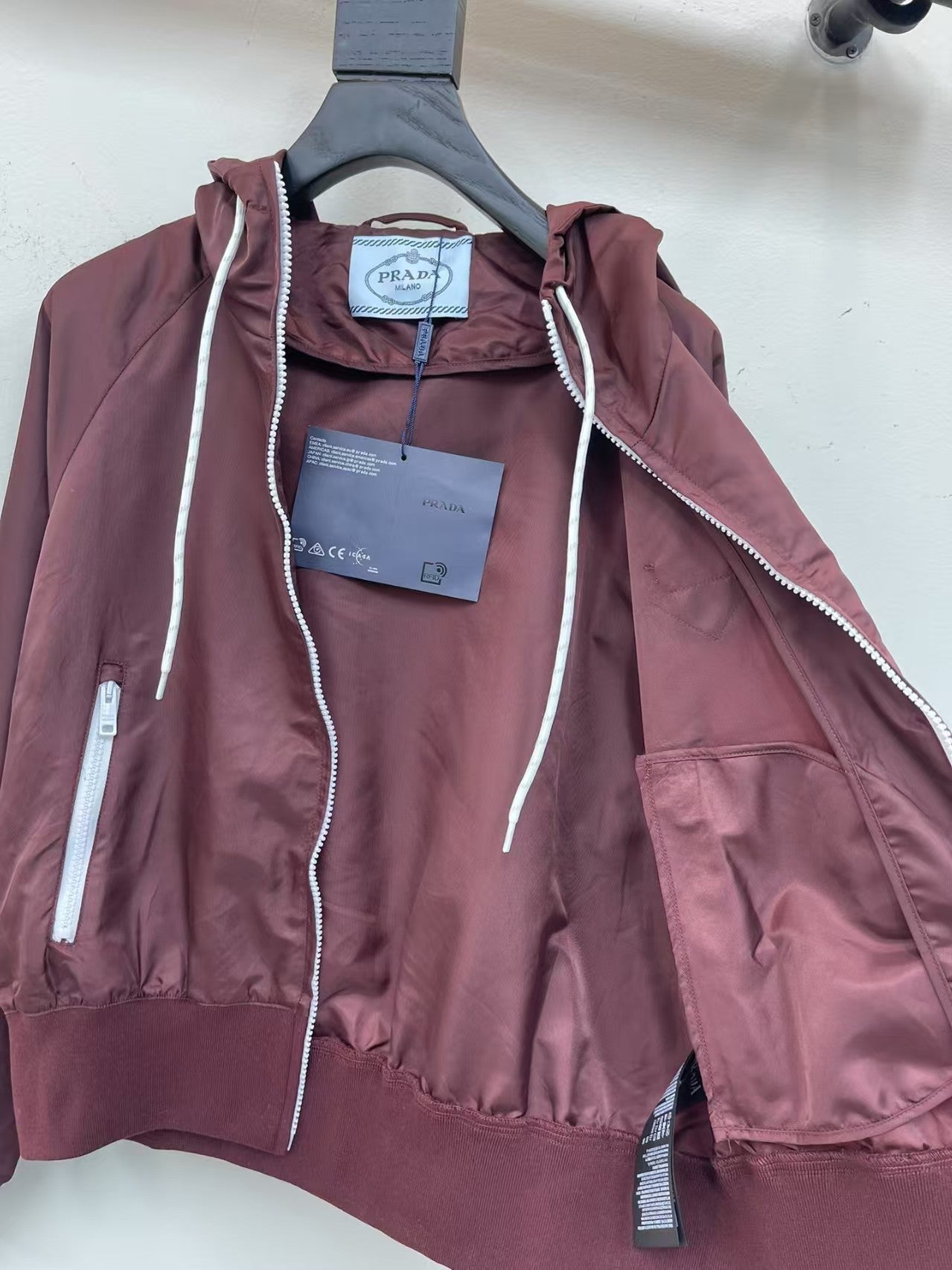 Veste à capuche courte et légère avec logo triangulaire