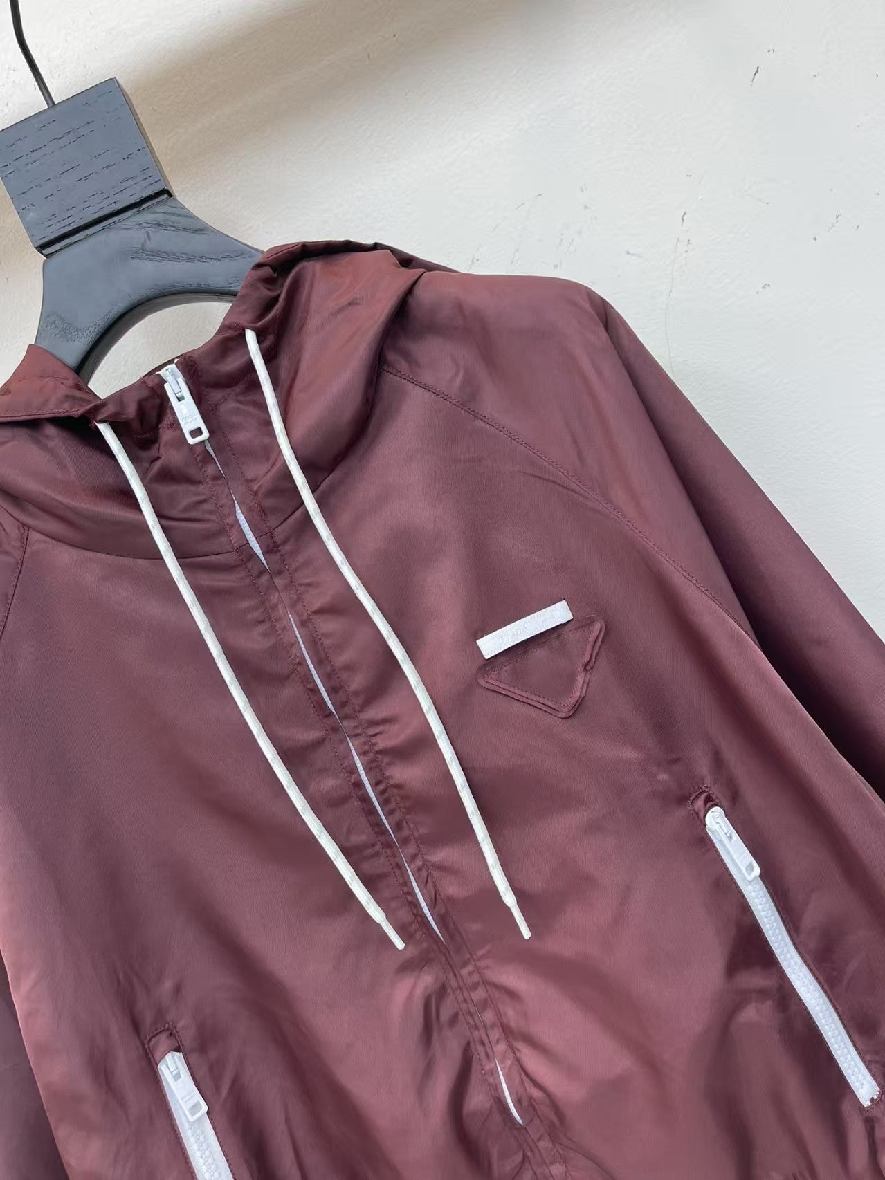 Veste à capuche courte et légère avec logo triangulaire