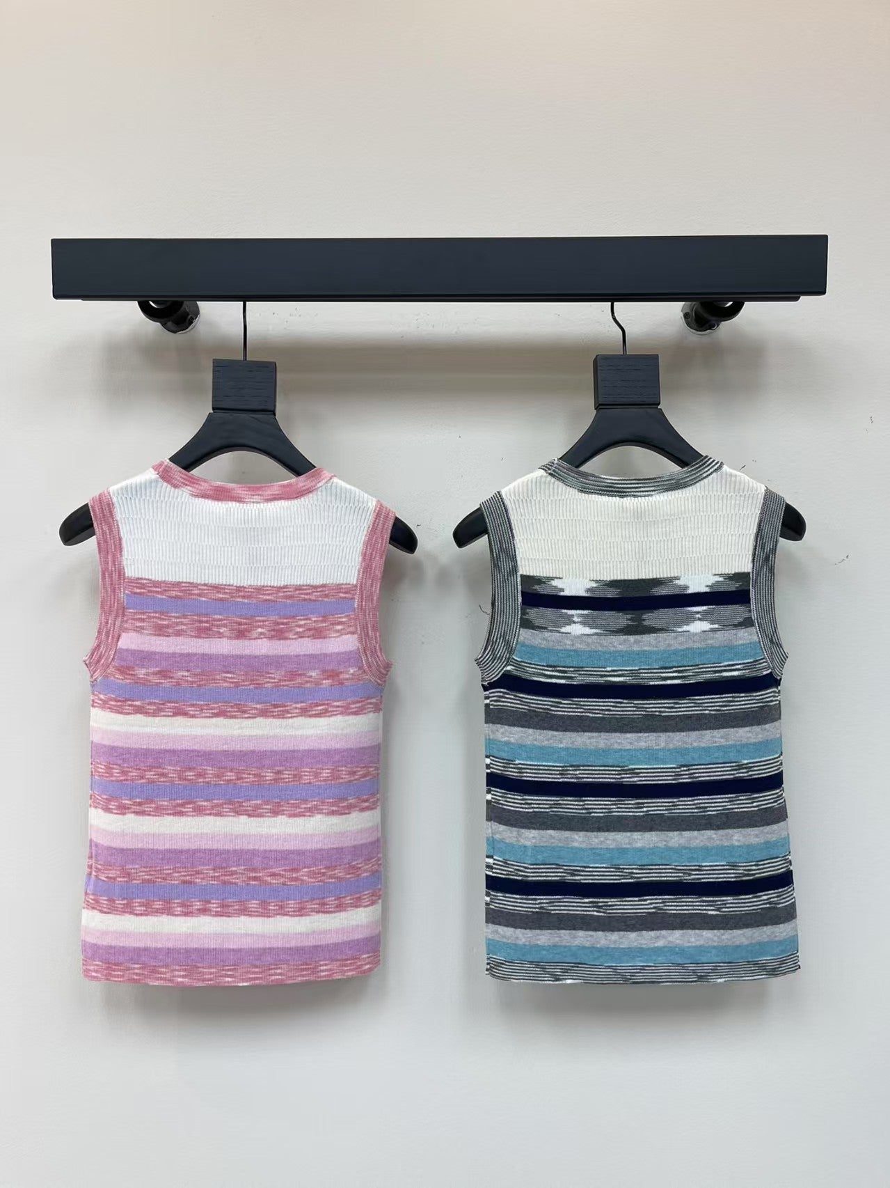 Gestreifte Strickweste