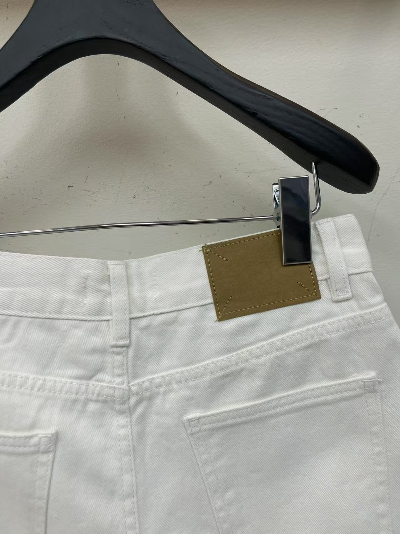 Short en jean blanc avec lettres brodées