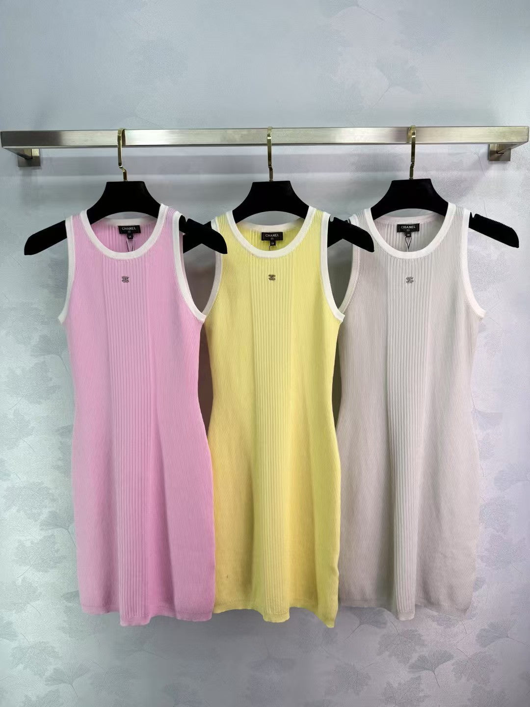 Neues gestricktes Westenkleid mit Rundhalsausschnitt