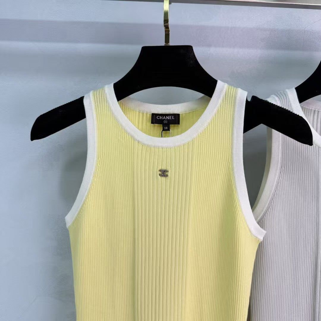 Neues gestricktes Westenkleid mit Rundhalsausschnitt